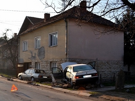 Autom se zakucali u kuću (Foto: Južne vesti)